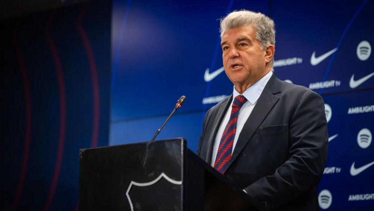 Лапорта хочет избавиться от игрока, но он не покидает "Барселону"