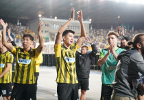 Игроки "Кайрата" благодарят трибуны после матча с "Селтиком". ©Vesti.kz/Болат Айтмолда