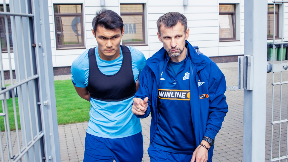 Тренер клуба РПЛ получил подарок от Нуралы Алипа