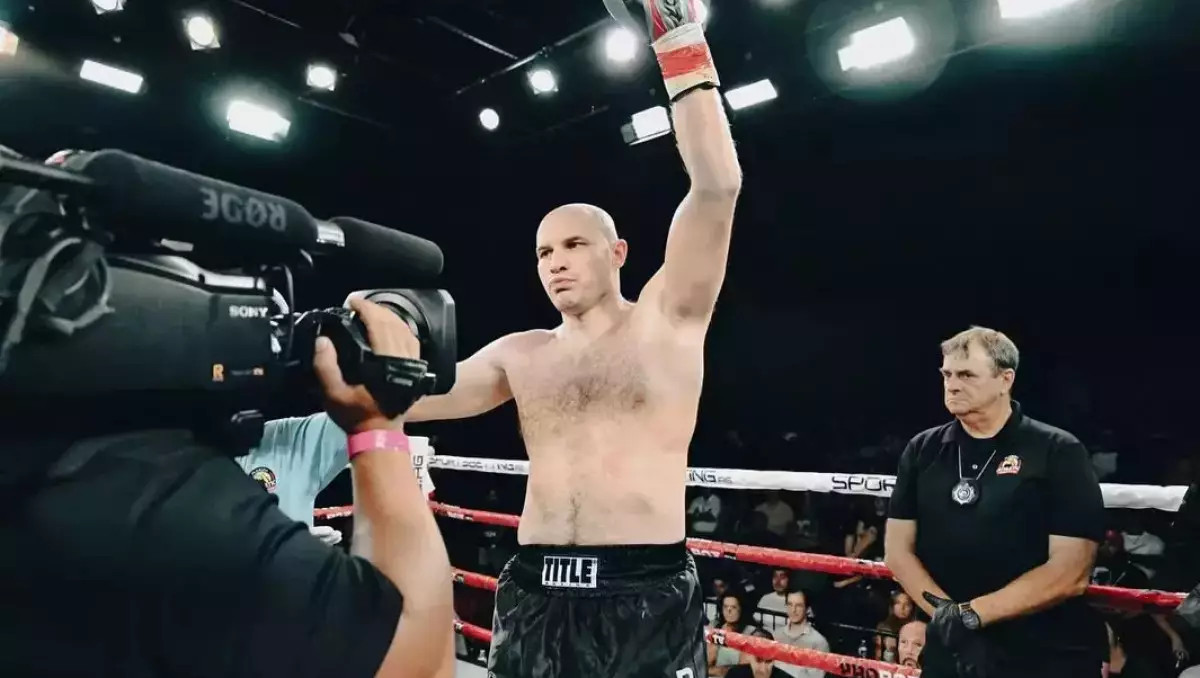 Тяжеловес из Казахстана пообещал красивый нокаут в карде Канело