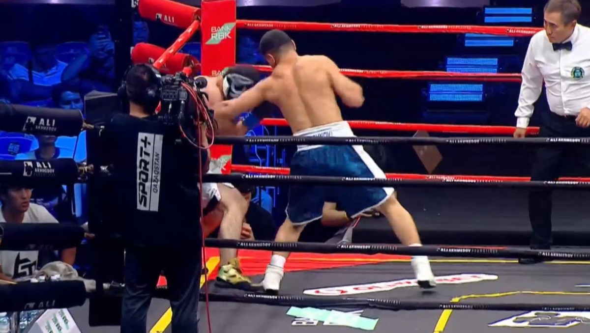 Боксёр из Казахстана выиграл бой у узбекистанца в профи за два раунда