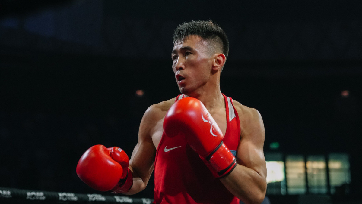 Разгромом обернулся первый бой Сабырхана на ЧМ-2025 по боксу