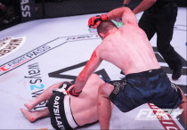 Николай Киоссе против Абдулазиза Дацилаева. Фото: Fury FC©