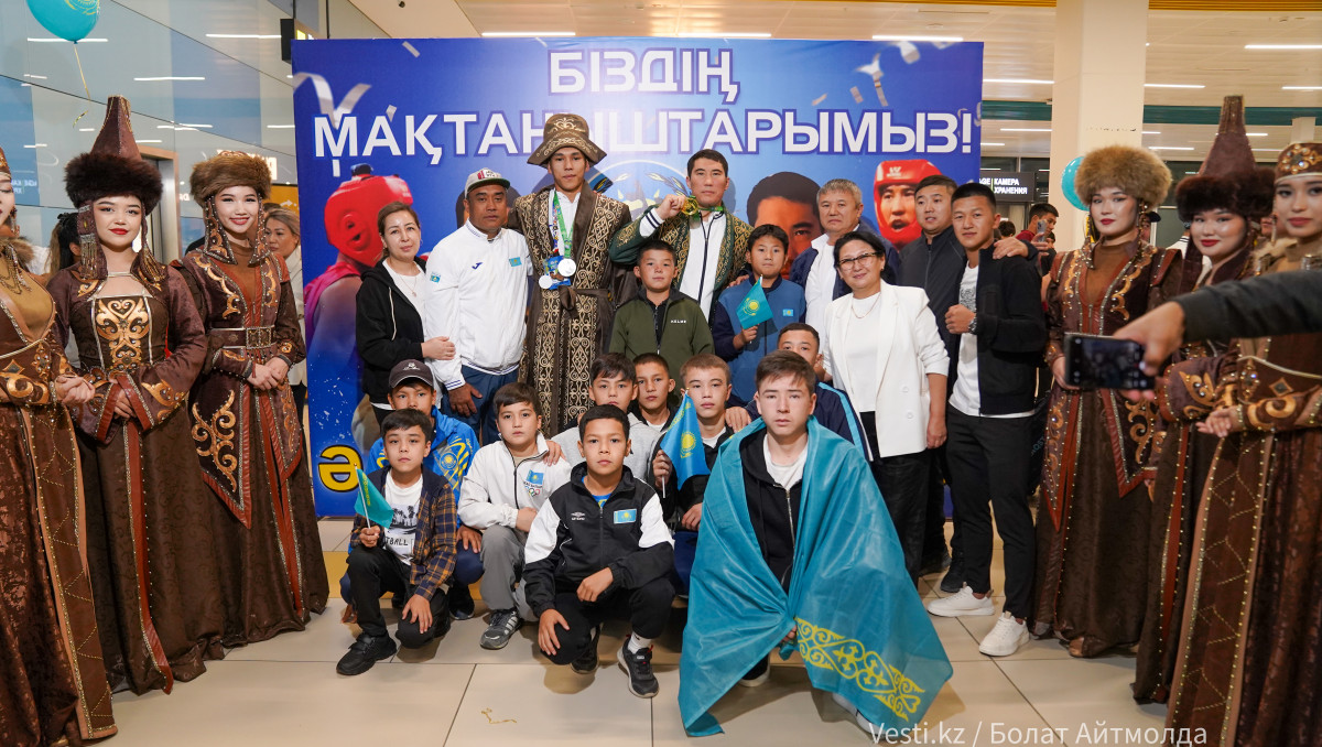 Первое золото за 28 лет: как триумфаторов ЧМ встретили в Алматы