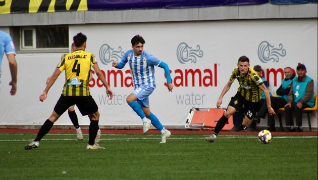 Энцо Мендес против "Кайрата". Фото: ФК "Окжетпес"©