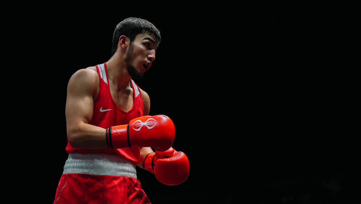 Разгром состоялся в бою казахстанца против олимпийского чемпиона из Узбекистана