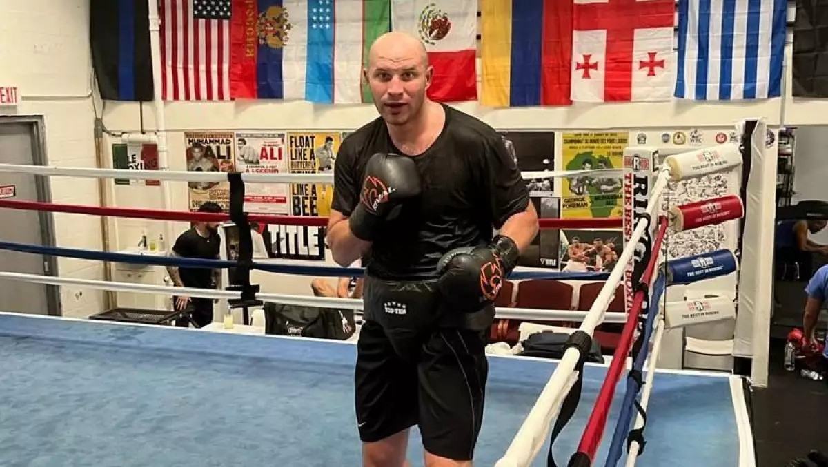 Казахстанскому нокаутёру "записали" первое поражение в карьере: он отправил в нокдаун Джошуа