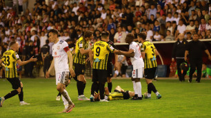 Стычка футболистов в матче "Актобе" - "Кайрат". Фото: ФК "Кайрат", Арман Джаксыгулов©