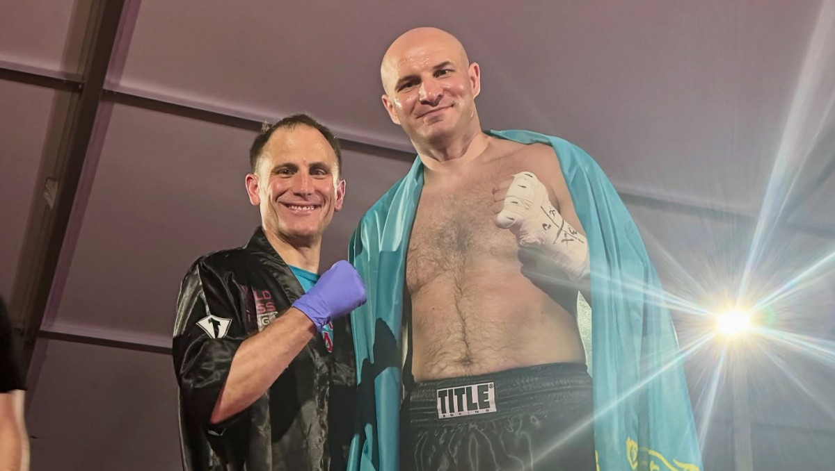 Ошеломившему Джошуа казахстанцу "отдали" победу в карде Канело