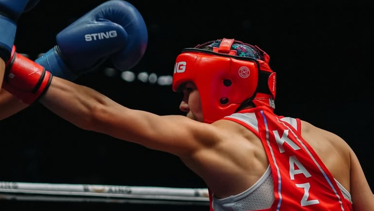 Разгромом с нокдауном обернулся бой Казахстана за финал ЧМ-2025 по боксу