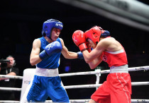 Феруза Казакова (Узбекистан) - в синем и Бусеназ Чакирогрлу (Турция) - в красном ©Boxing Uzbekistan
