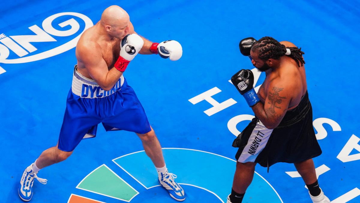 Видео боя казахстанца, отправившего Джошуа в нокдаун, в карде Канело - Кроуфорд