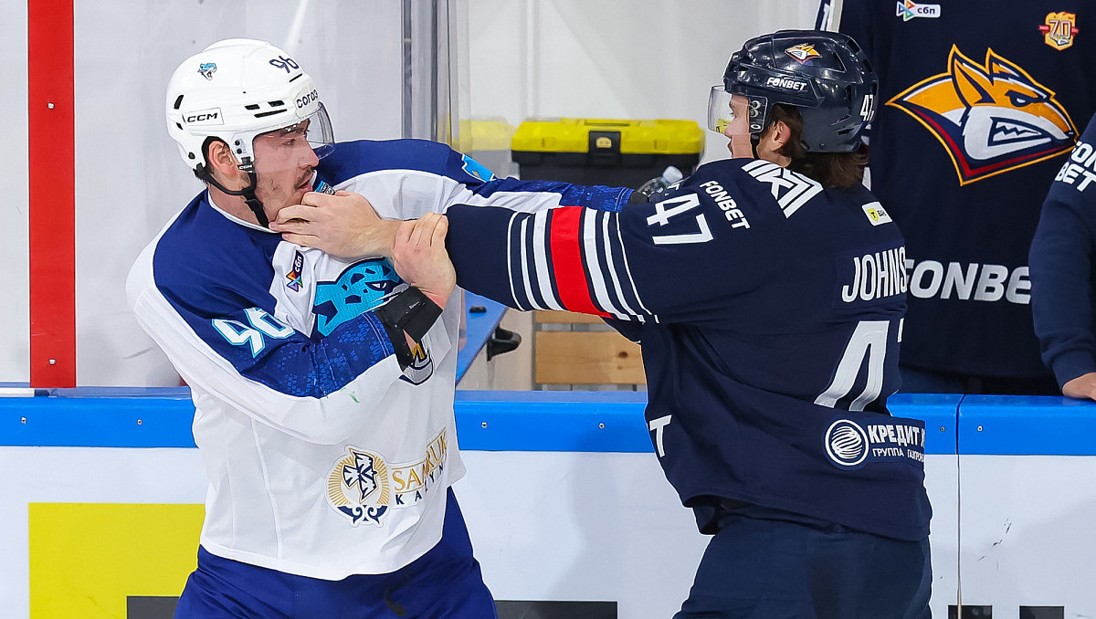 Алихан Асетов уложил на лёд форварда "Металлурга" в драке