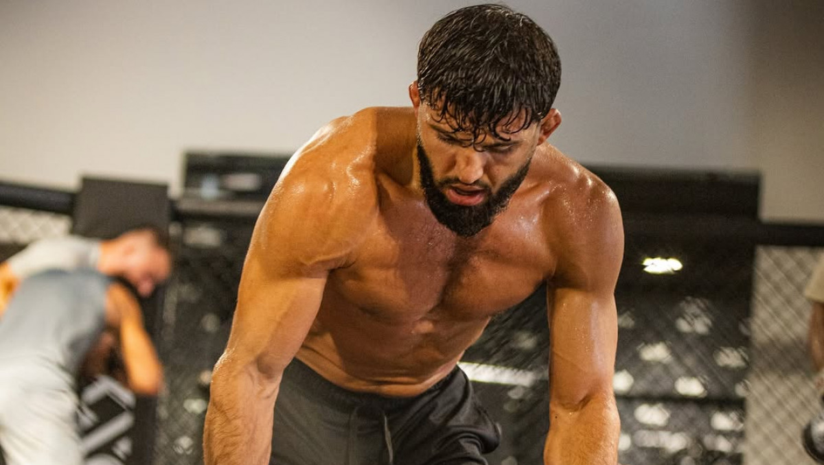 Царукян одержал досрочную победу над экс-чемпионом UFC