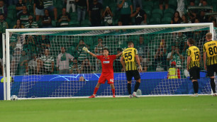 Шерхан Калмурза отбивает пенальти "Спортинга". Фото: ФК "Кайрат", Данияр Ахметов©