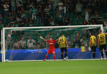 Шерхан Калмурза отбивает пенальти "Спортинга". Фото: ФК "Кайрат", Данияр Ахметов©