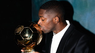 Усман Дембеле целует "Золотой мяч"-2025. Фото: x.com/dembouz©