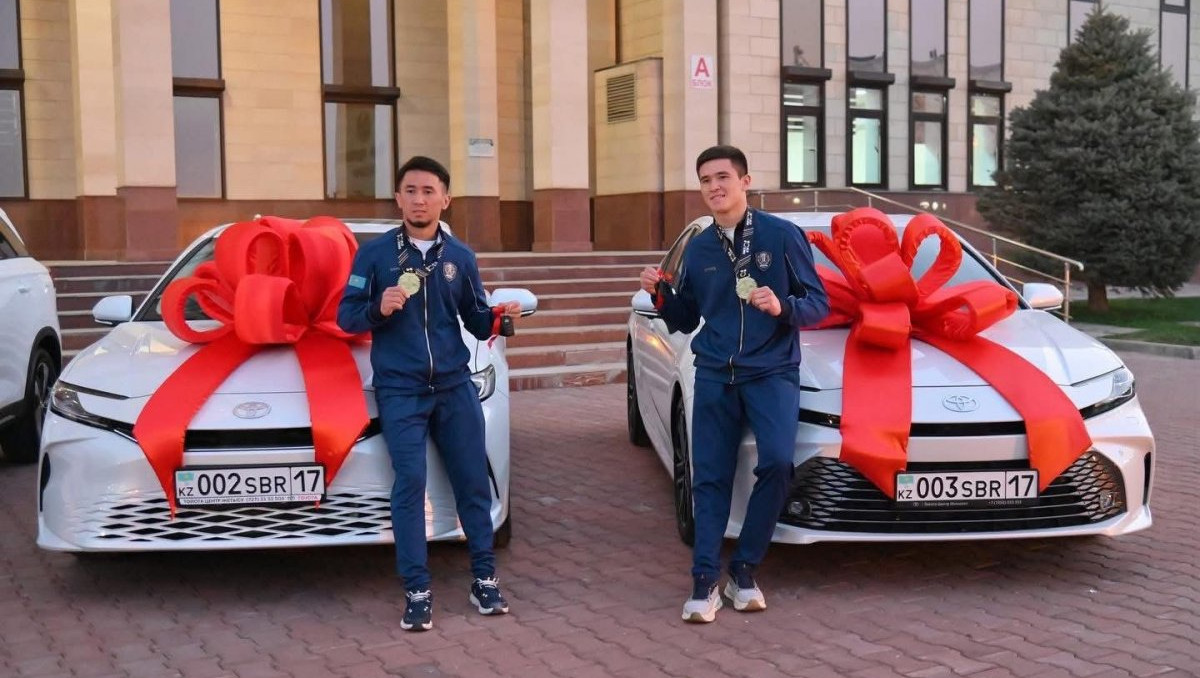 Братьям Сабырхан подарили квартиры и машины за победу на ЧМ по боксу