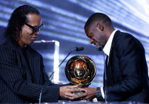 Роналдиньо вручает "Золотой мяч" Усману Дембеле. Фото: x.com/dembouz©