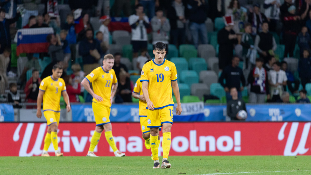 Сборная Казахстана по футболу отказалась от обладателя "Золотого мяча": известна причина