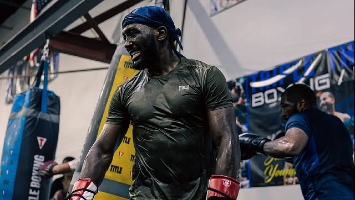 Назван победитель боя Кроуфорд - Бивол