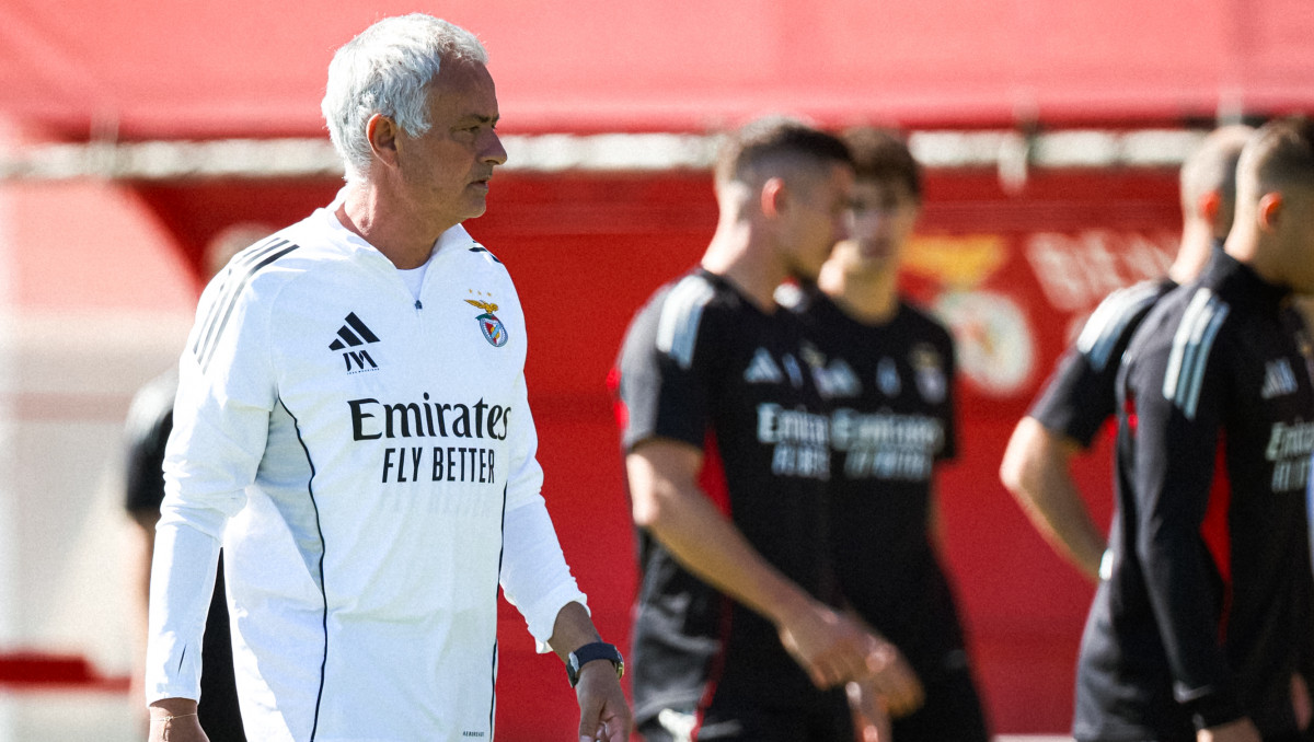 Моуринью решил вернуть обладателя "Золотого мяча" в Европу