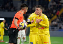 Назми Грипши и судья. Фото: ФК "Астана"©