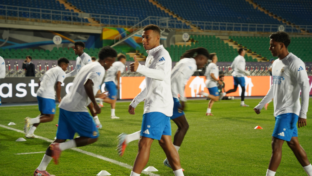 Звёзды "Реала" провели тренировку на "Центральном" в Алматы и вызвали ажиотаж