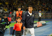 Килиан Мбаппе перед матчем "Кайрат" - "Реал". ©Vesti.kz/Болат Айтмолда