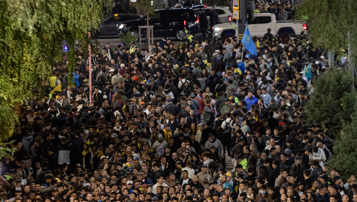 Давка, инертные трибуны и подделка билетов. Почему матч "Кайрат" - "Реал" был окутан в хаос