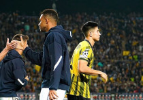 Килиан Мбаппе и Дастан Сатпаев. Фото: ФК "Кайрат"©