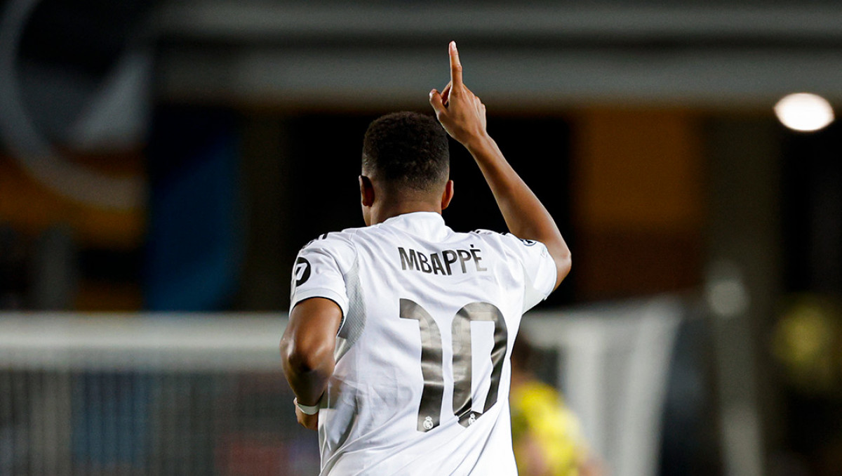 Стало известно, кто из футболистов "Кайрата" забрал футболку у Мбаппе