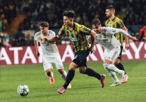 Дастан Сатпаев (по центру). ©ФК "Кайрат"