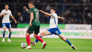 Бахтиёр Зайнутдинов атакует соперника. Фото: ФК "Динамо"©