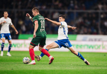 Бахтиёр Зайнутдинов атакует соперника. Фото: ФК "Динамо"©