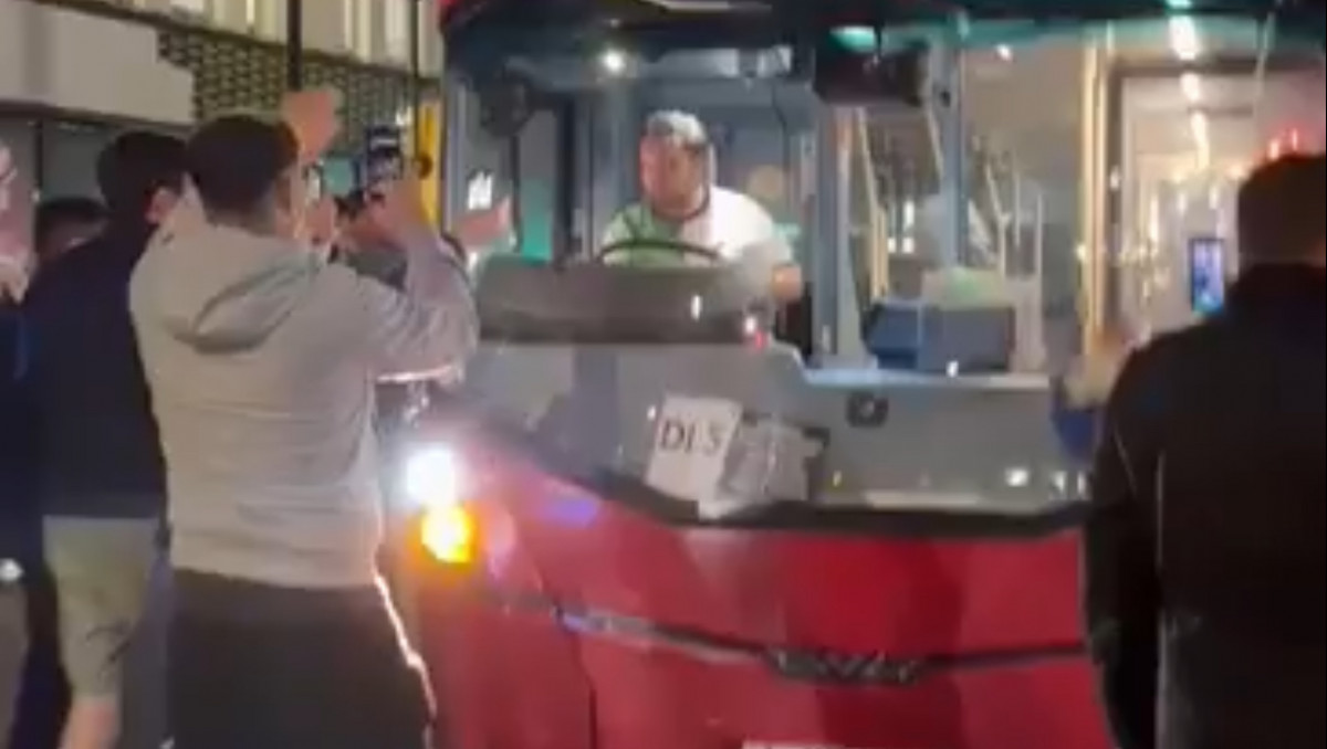 Фанат вышел на работу в форме "Ливерпуля" и пожалел: видео