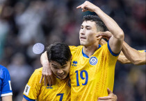 Галымжан Кенжебек (слева) и Бахтиёр Зайнутдинов (справа) в сборной Казахстана. ©КФФ