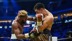 Жанибек Алимханулы (справа) в бою против Анауэля Нгамиссенге (слева). ©Турар Казангапов, Vesti.kz