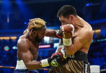 Жанибек Алимханулы (справа) в бою против Анауэля Нгамиссенге (слева). ©Турар Казангапов, Vesti.kz