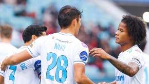 Нуралы Алип (по цеетру) празднует свой гол за "Зенит". ©ФК "Зенит"