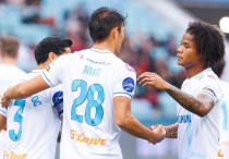 Нуралы Алип (по цеетру) празднует свой гол за "Зенит". ©ФК "Зенит"