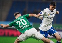 Максим Самородов (слева) и Бахтиёр Зайнутдинов. ©ФК "Динамо"