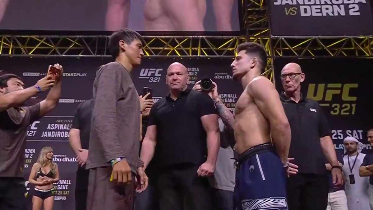 Казахстанец провёл битву взглядов перед судьбоносным боем в UFC