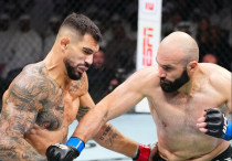 Александр Ракич против Азамата Мурзаканова Фото: UFC©