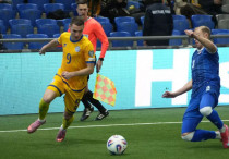 Ислам Чесноков в матче с Лихтенштейном. ©Vesti.kz/Маржан Куандыков