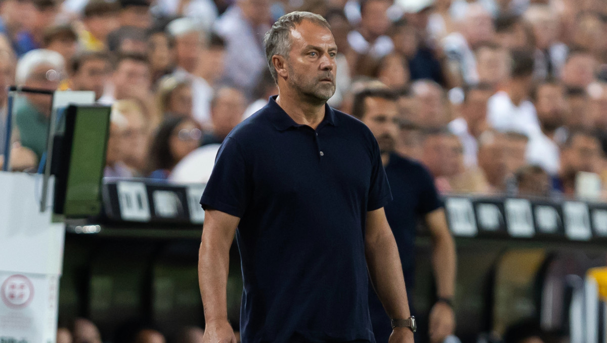 Флик решил выгнать лидера "Барселоны" и обратился к Деку