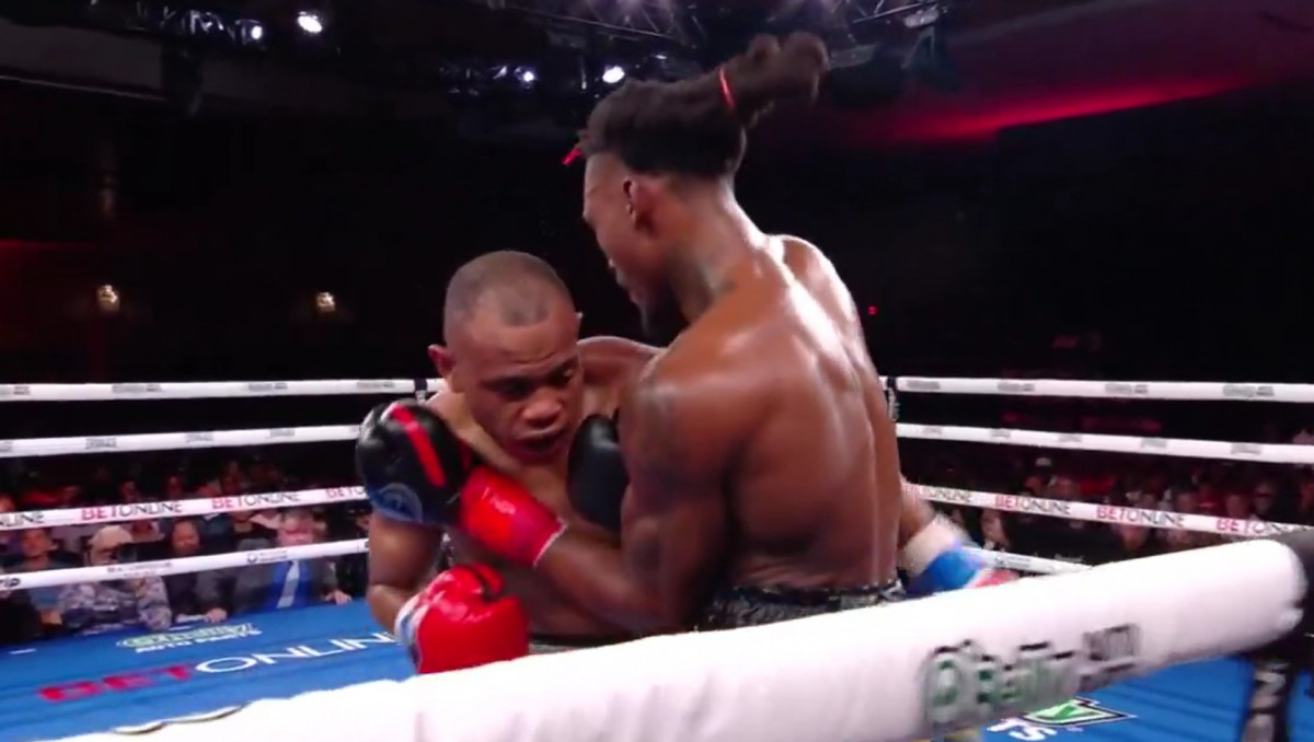 Неожиданным исходом завершился бой сына олимпийского чемпиона в США