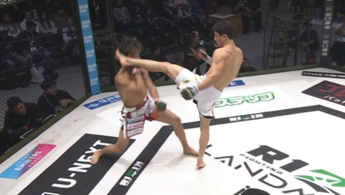 Досрочной победой за минуту закончился бой казахстанца против трёхкратного чемпиона