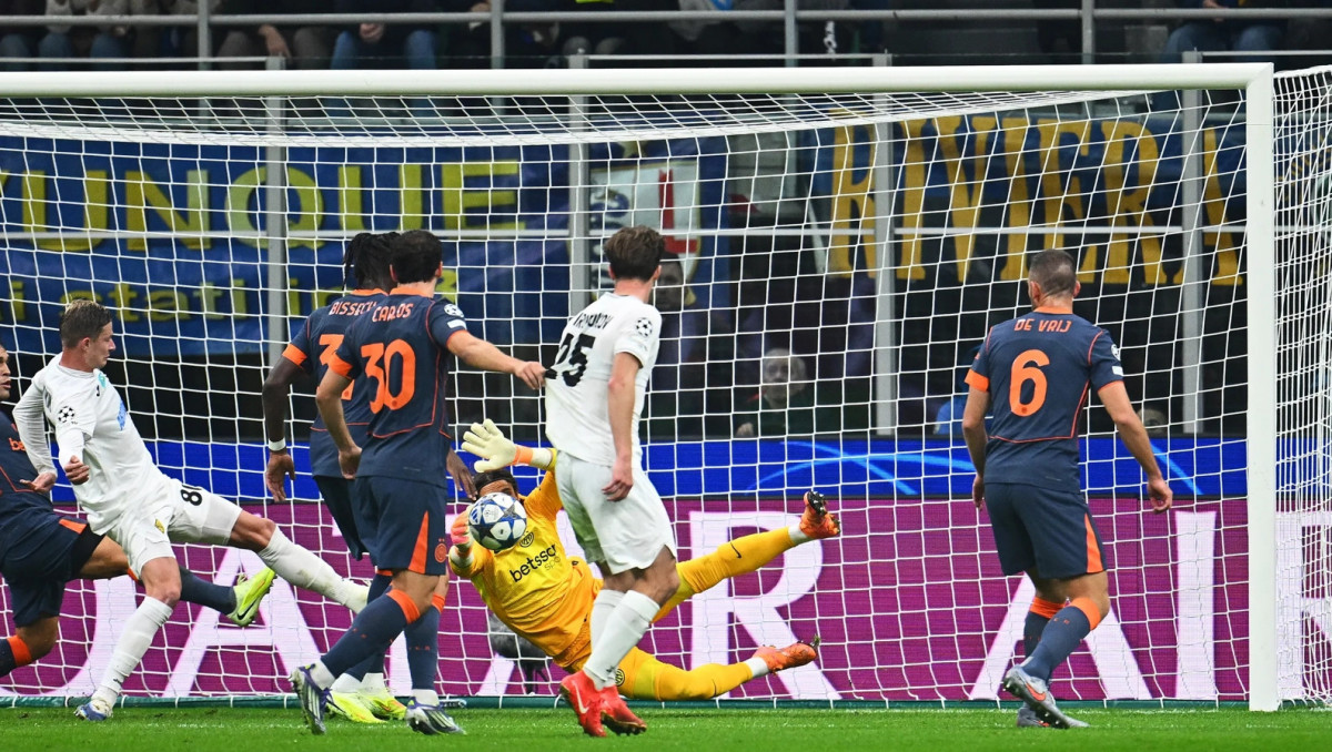 Звезда "Интера" сделал подарок фанату из Казахстана после матча Лиги чемпионов