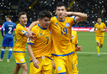 Галымжан Кенжебек и Бахтиёр Зайнутдинов в сборной Казахстана. Фото: Vesti.kz/Маржан Куандыкова©